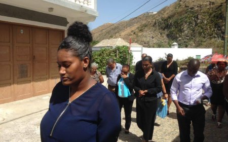 PROFESSORES DA BRAVA PRESTAM HOMENAGEM A ALCIDES DE PINA, FALECIDO A 23 DE ABRIL DE 2015