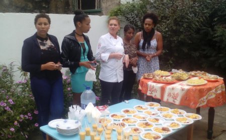 Encerramento de formação em gastronomia com exposição e degustação de pratos