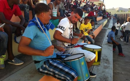 NELSON DE PINA, COMANDANTE DA ESQUADRA POLICIAL DA BRAVA, INCENTIVA JOVENS NA PRÁTICA “BATUCADA”