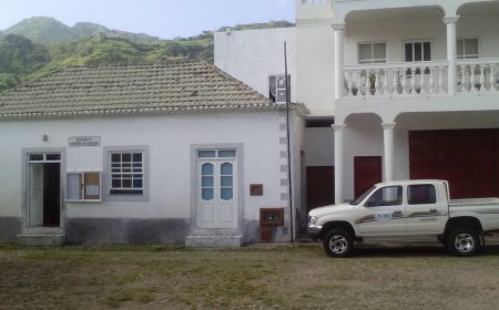 A Delegação do MED recebe donativos da Associação dos Amigos das Escolas da Brava