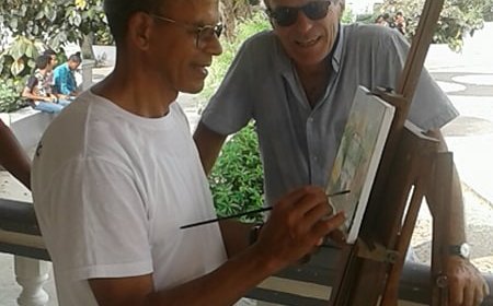 Artista plástico pinta telas ao vivo na Cidade de Nova Sintra para se aproximar do público
