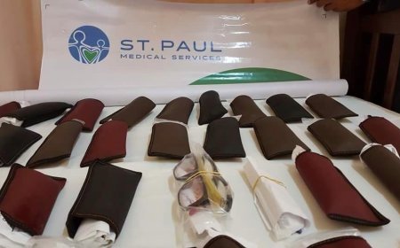 Servicos Medicos da Organizacao Saint Paul entrega oculos a pacientes na Brava