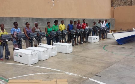 Brava: CRP entrega de caixas isotermicas e motores a operadores de pesca