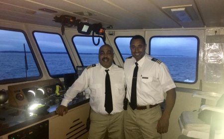 foto do dia: Vava e Tei (ambos bravenses) numa viagem enquanto capitao e Piloto no steamshipauthority