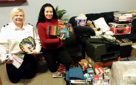 Maria Pereira prepara pacotes de materiais escolares a serem enviados a ilha Brava