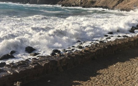 Foto do dia: Mar de Faja D'Agua quebrando na Praia