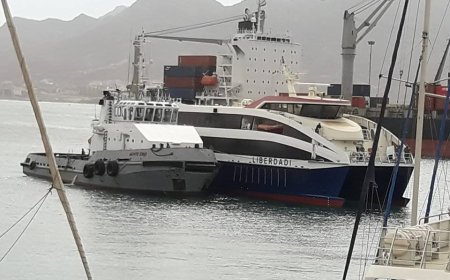 Foto do dia: Liberdadi saindo da Cabnave