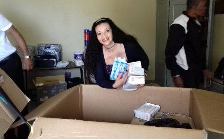 Maria Pereira entrega materiais escolares aos alunos da escola basica de Nossa Senhora do Monte