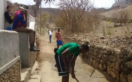 Jovens da Associação Comunitária de Desenvolvimento limpa a localidade do Lem para as festas de Santo Antônio