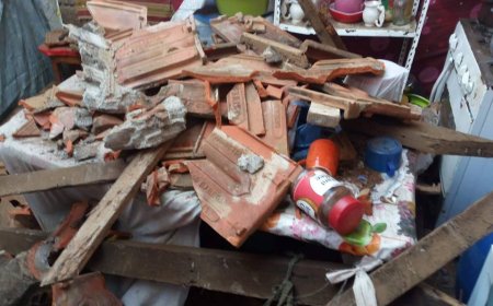 Telhado cai numa casa em Matinho, deixando a família em situação complicada