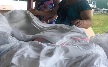 Benvinda Fontes, antiga funcionária do Hospital da Brava apoia a instituição com uma grande quantidade de lençóis