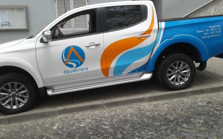 Carros ocupam passeios de Nova Sintra enquanto pessoas correm perigo por terem que andar no meio da via