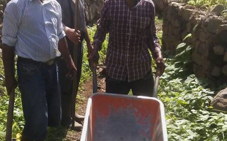Foto da semana: "Jovens" trabalham na melhoria de acesso a Belem - ilha Brava