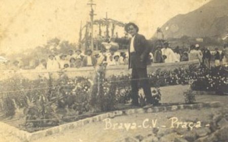 Eugenio Tavares cuidando das flores na Praca de Nova Sintra