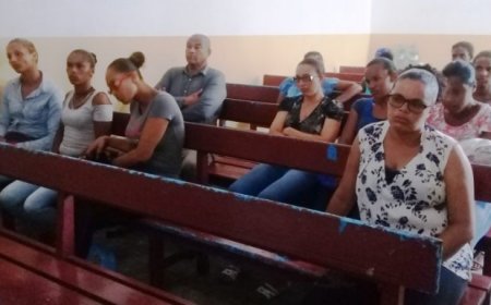 Pais e encarregados da educação mantém a decisão de não deixaram os meninos irem à escola devido a mudanca da professora.