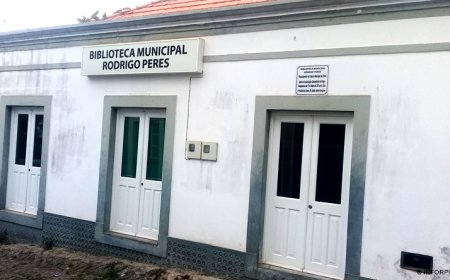 Brava: Biblioteca municipal “às moscas”, sem nenhum leitor, no dia em que se assinala o Dia Mundial do Livro