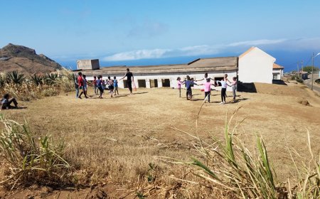 Alunos da Escola de Nossa Senhora do Monte com aulas de Educação Física em espaço  de terra batida, enquanto polivalente local se encontra fechado.