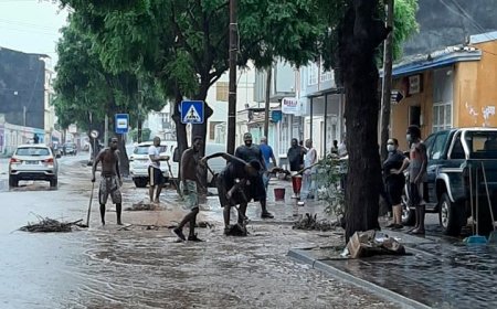 Beach showers. Minister of Internal Affairs calls on people to stay at home