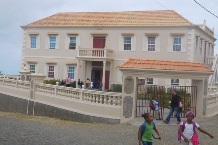 Brava Escola de Nossa Senhora do Monte quer travar abandono e evasão