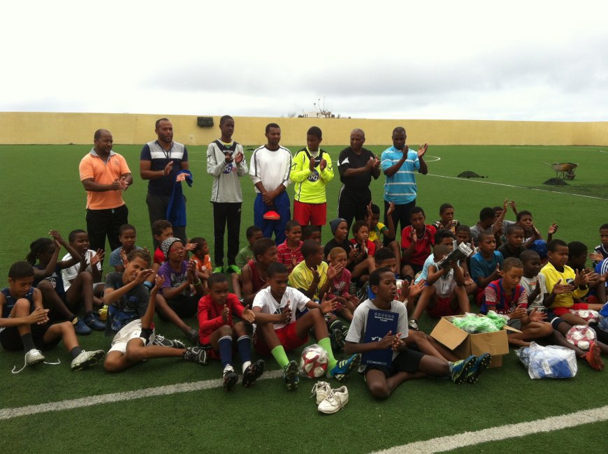 ESCOLA DE FUTEBOL “BRAVITOS” RECEBE DONATIVO DA DIRECÇÃO GERAL DO DESPORTO