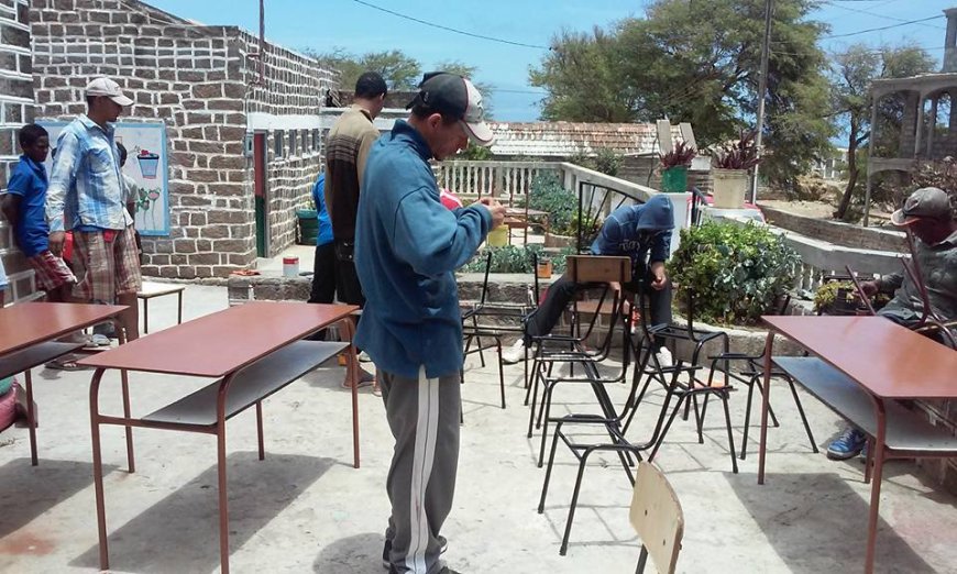 Igreja adventista apoia Escola de Cachaço na recuperacao de carteiras e cadeiras