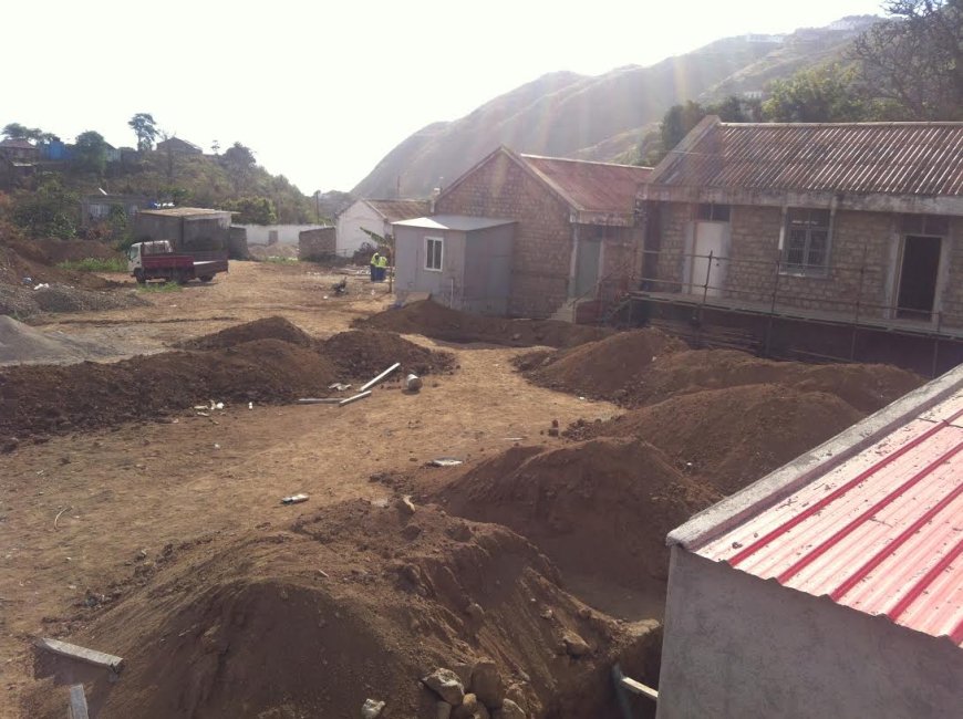 DELEGADO DA EDUCAÇÃO NA BRAVA SATISFEITO COM O PROGRESSO DAS OBRAS DE REMODELAÇÃO E EXPANSÃO DA ESCOLA SECUNDÁRIA DA BRAVA