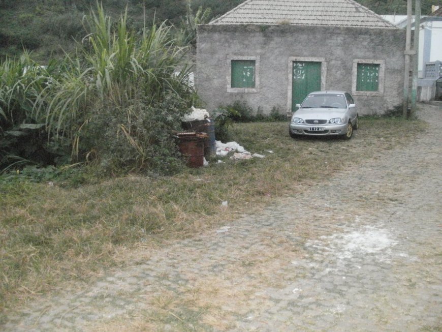 Lixo toma conta de algumas localidades da ilha