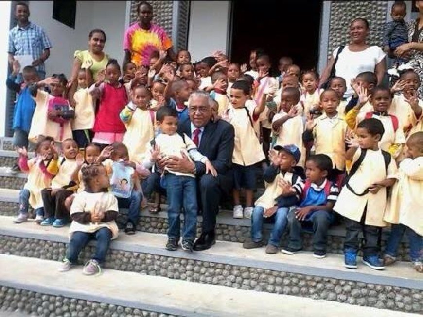 Foto da semana: Orlando Balla recebe visita das criancas do jardim de Nossa Senhora do Monte.