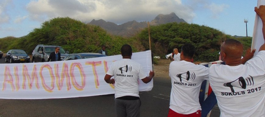 São Vicente: Movimento Sokols “bloqueia” comitiva do PM e pede “autonomia, já”