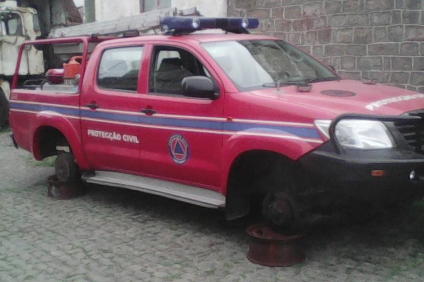 Facto do dia: Carro de proteccao civil sem pneu e sem condicoes de responder a questoes de emergencia