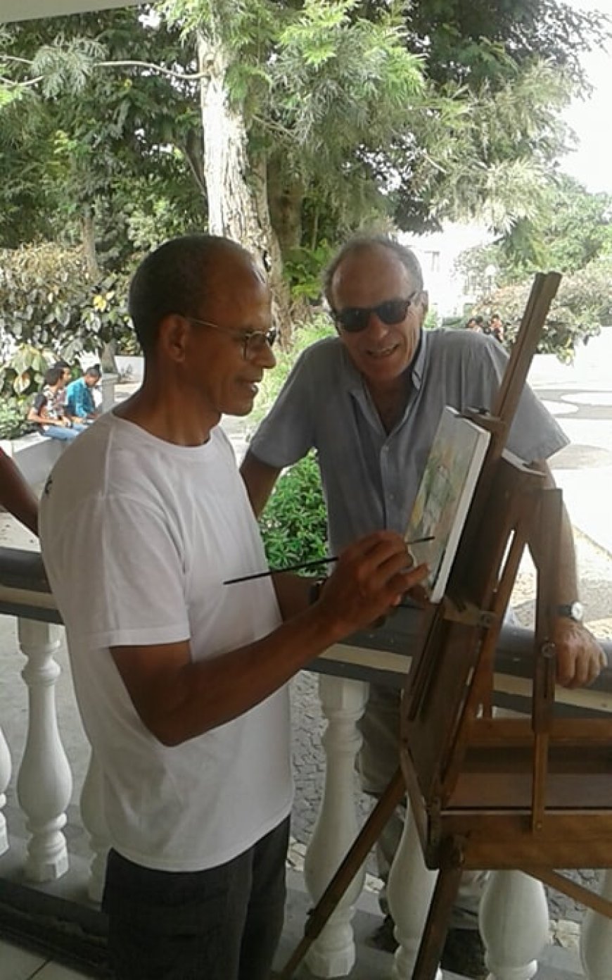 Artista plástico pinta telas ao vivo na Cidade de Nova Sintra para se aproximar do público