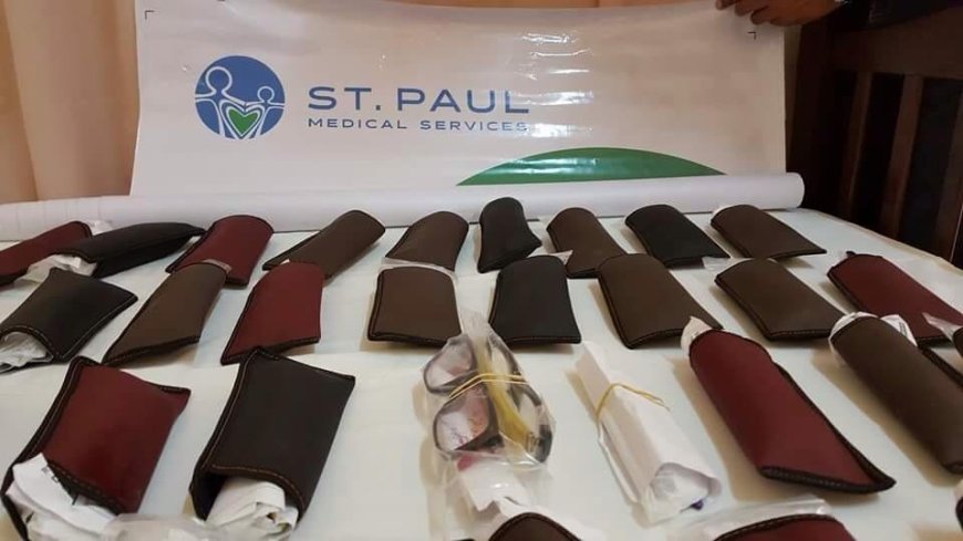 Servicos Medicos da Organizacao Saint Paul entrega oculos a pacientes na Brava
