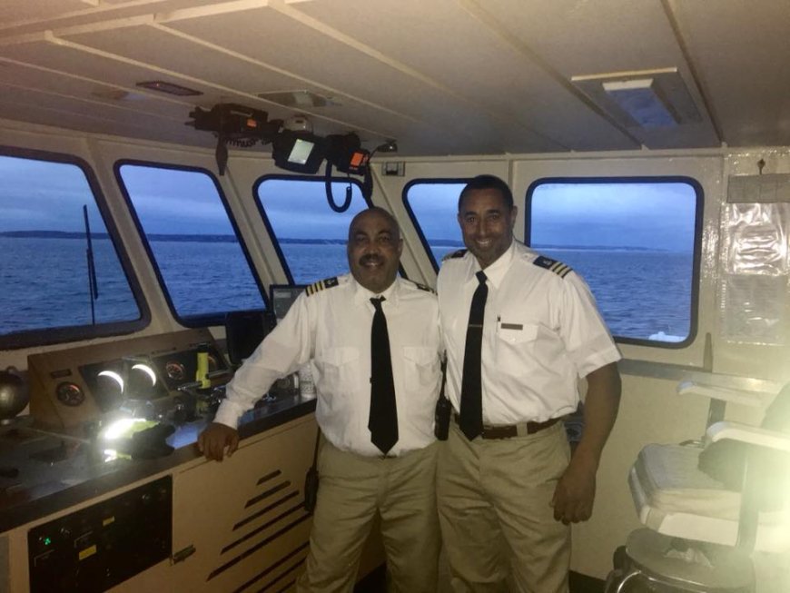 foto do dia: Vava e Tei (ambos bravenses) numa viagem enquanto capitao e Piloto no steamshipauthority