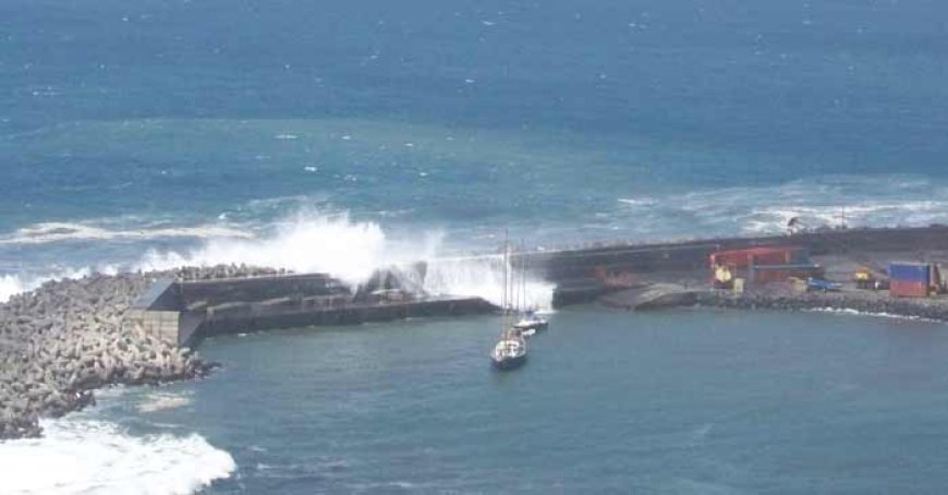 Viagens do Kriola suspensas devido ao estado do mar no Porto de Vale dos Cavaleiros