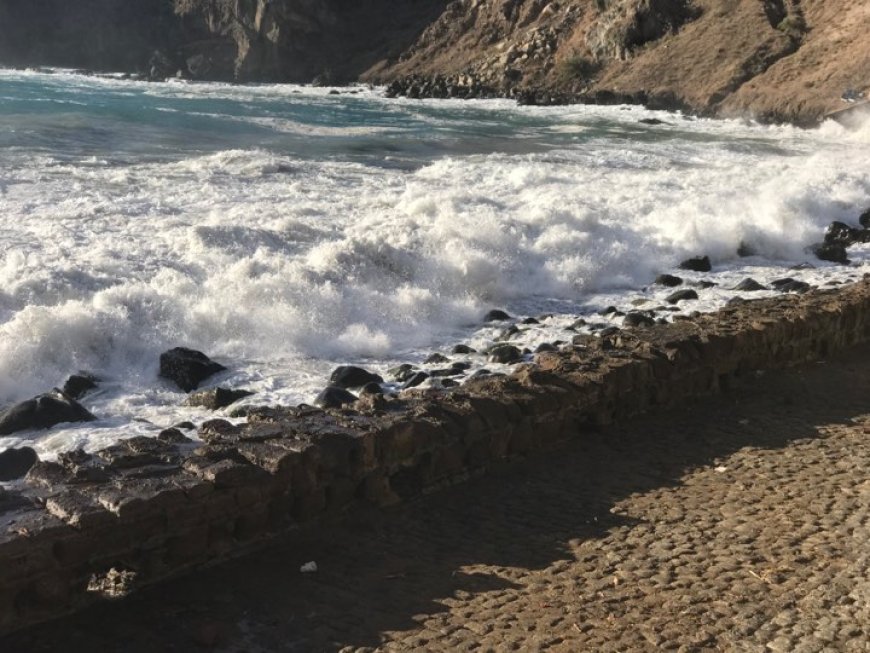 Foto do dia: Mar de Faja D'Agua quebrando na Praia