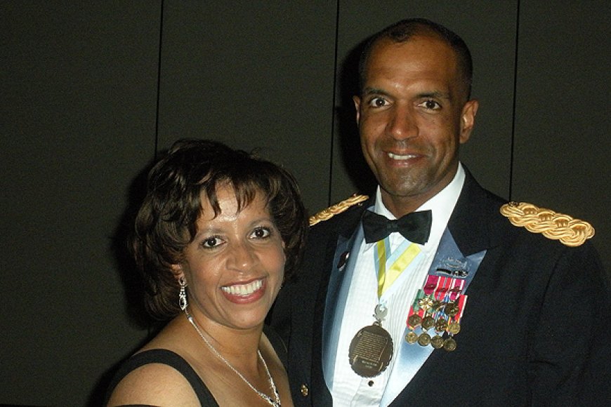 EUA: Caboverdiano-americano Gary M. Brito, Comandante de Fort Benning, é “1º negro, 1º não-branco“ no cargo – ’Tenho muito orgulho nele’, disse veterano Sebastião Pina