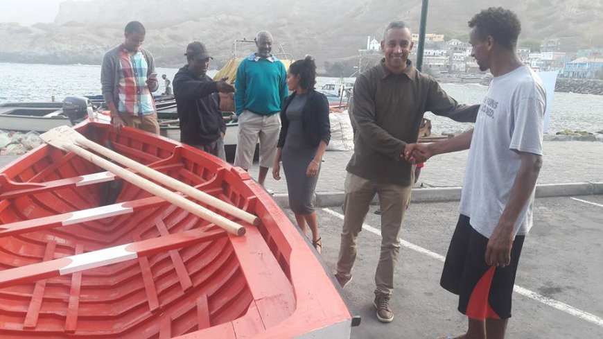 Câmara Municipal da Brava entrega bote a um pescador