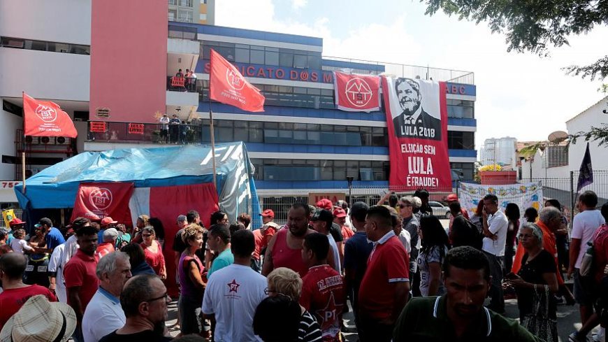 Brasil: "Venham me pegar", diz Lula - Ex-presidente não se entrega no prazo previsto