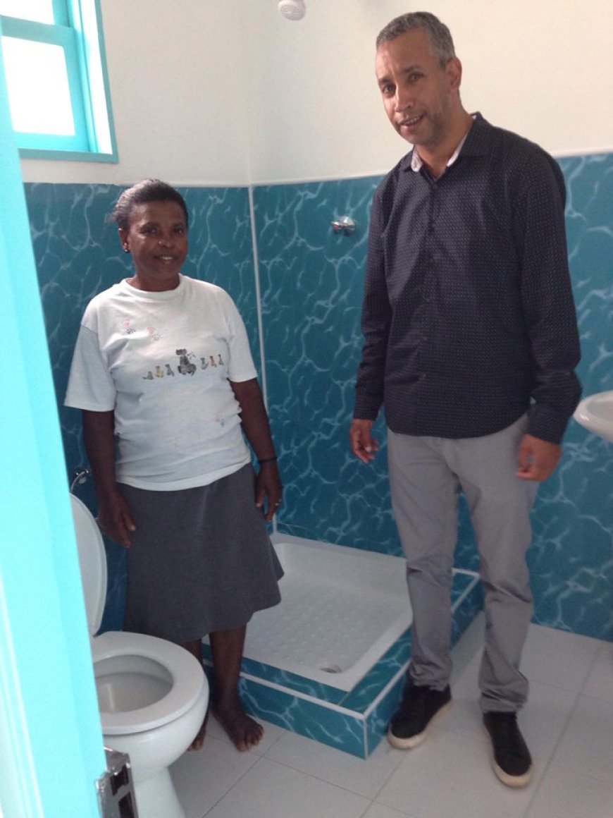 Câmara Municipal da Brava entrega casa de banho a familia carenciada