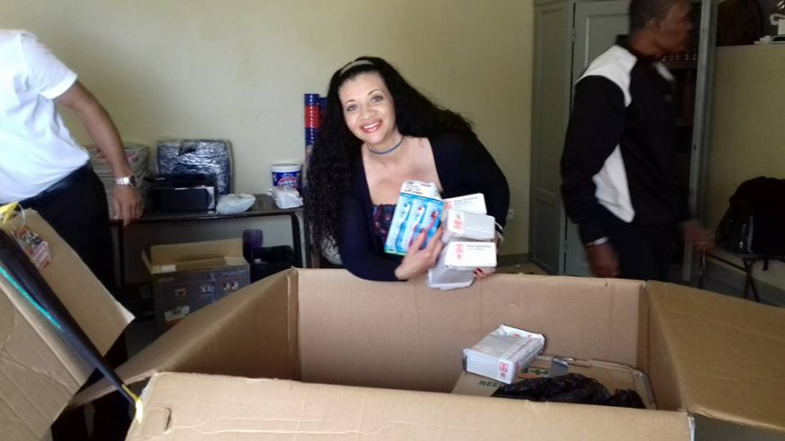 Maria Pereira entrega materiais escolares aos alunos da escola basica de Nossa Senhora do Monte