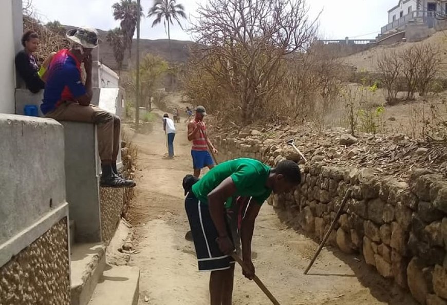 Jovens da Associação Comunitária de Desenvolvimento limpa a localidade do Lem para as festas de Santo Antônio