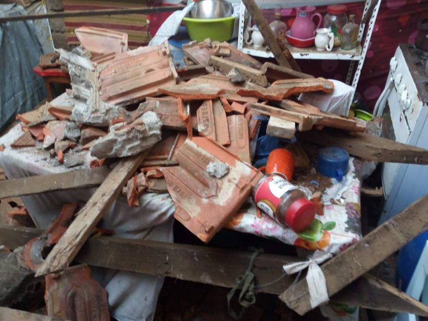 Telhado cai numa casa em Matinho, deixando a família em situação complicada