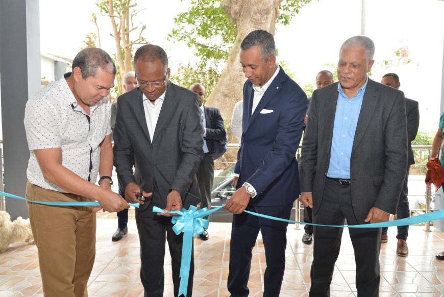 Imagem do mes: Primeiro Minsitro inaugura o Espaco Comercial Poupança