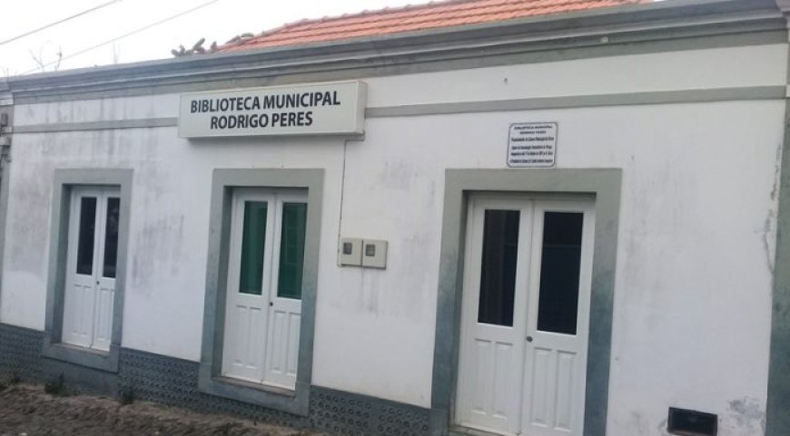 Ilha Brava: Biblioteca municipal às moscas durante o período de férias