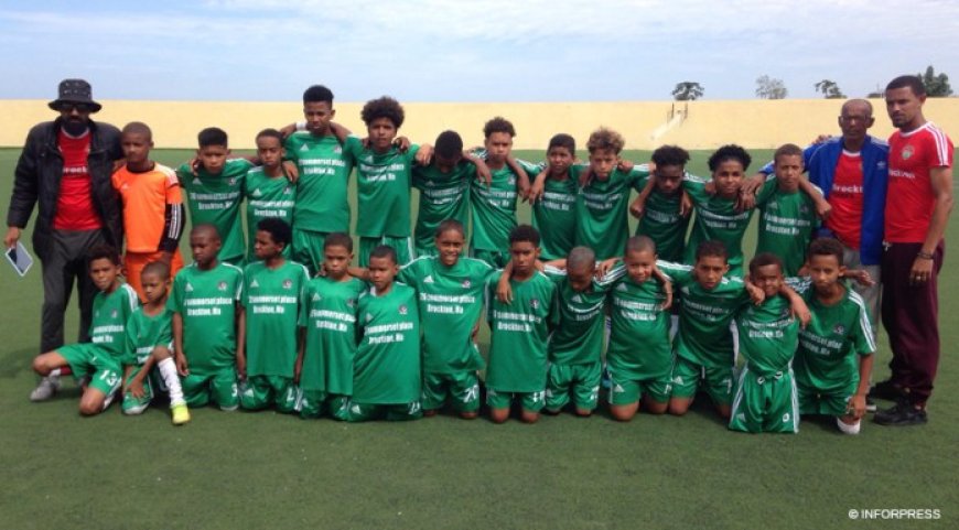 Escola de iniciação desportiva Minis de Terra do Fogo visita congéneres da ilha Brava