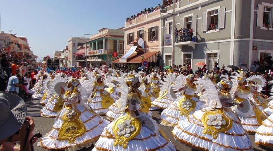 São Vicente/Carnaval: Ninguém quis perder “desfile grandioso” que pôs Mindelo a vibrar