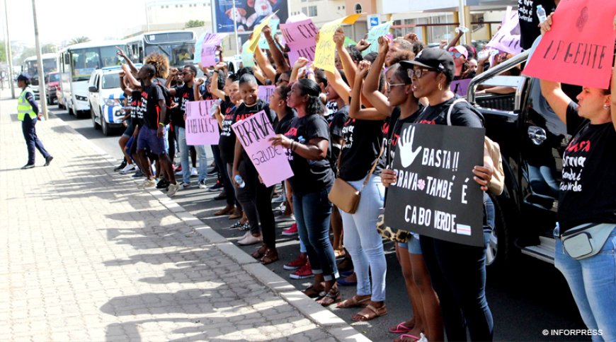 Bravenses manifestam em frente ao Palácio do Governo reivindicando melhores condições para sua ilha