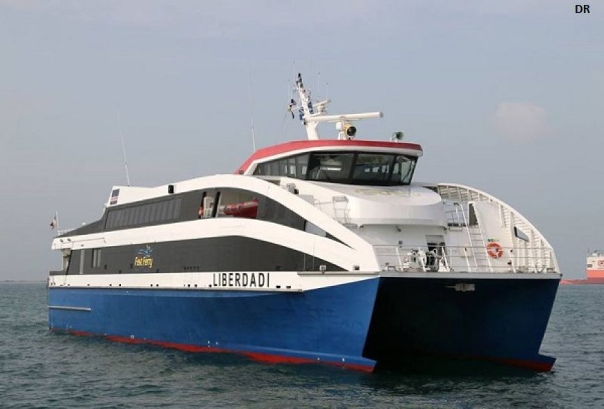 Navio Liberdade sofre acidente no Porto Novo
