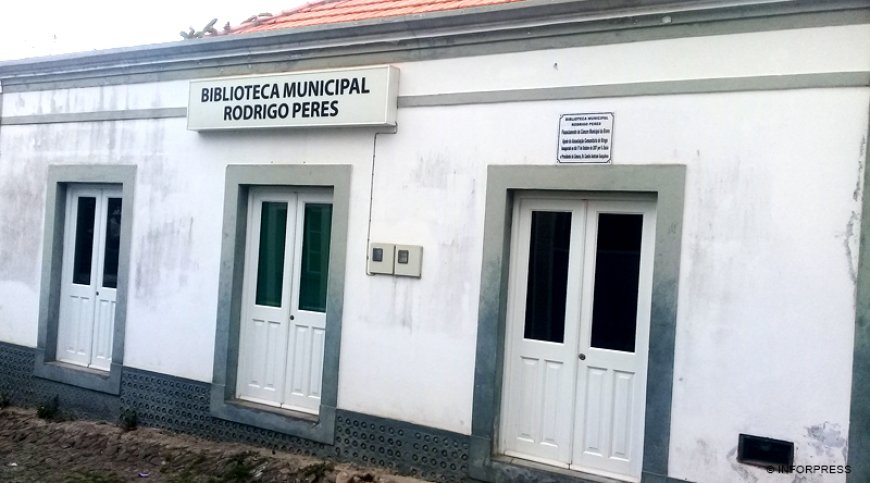 Brava: Biblioteca municipal “às moscas”, sem nenhum leitor, no dia em que se assinala o Dia Mundial do Livro