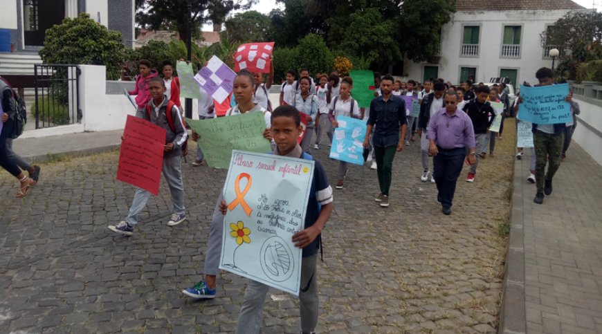 Brava: ICCA e Delegação Escolar celebram 30 anos da Convenção dos Direitos da Crianças com marcha